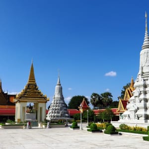 Tour de ville sur une journée de Phnom Penh: Phnom Penh Place in front of the Silver Pagoda
