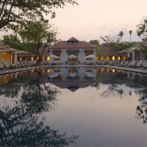 Amantaka à Luang Prabang:  Main Swimming Pool at dusk