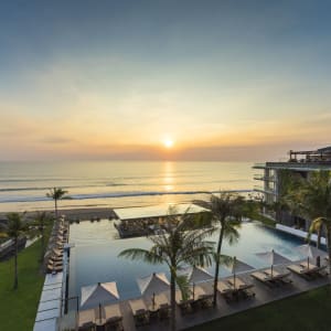 Alila Seminyak in Südbali:  Panorama Sunset over Main Pool