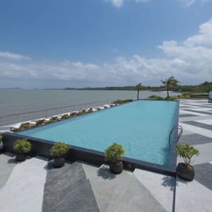 Cove 55 à Kuching:  Pool