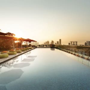 Jen Orchardgateway in Singapur:  Rooftop Infinity Pool