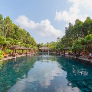 Pilgrimage Village à Hué:  Slope-swimming-pool