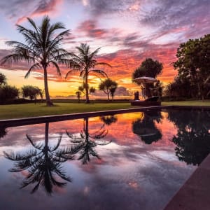 WakaGangga à Sud de Bali:  Swimming pool at sunset