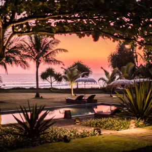 WakaGangga à Sud de Bali:  Swimming pool at sunset