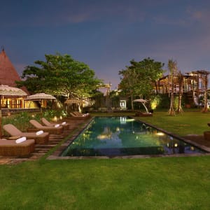 WakaGangga à Sud de Bali:  Swimming pool at sunset