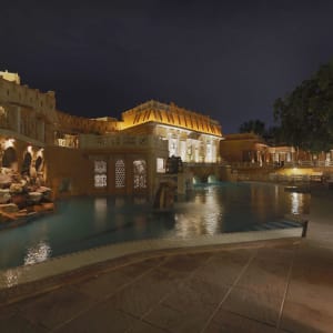 The Ajit Bhawan à Jodhpur:  Swimming Pool Evening