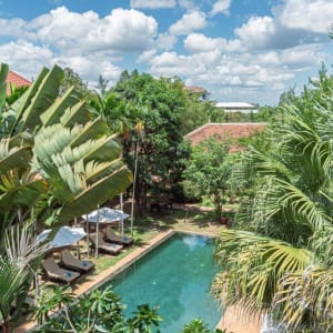 Pavillon d'Orient à Siem Reap:  Swimming pool in the lush green garden