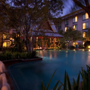 Novotel Bangkok Suvarnabhumi Airport Hotel:  Swimming Pool night shot