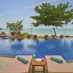 Khanom Beach Resort & Spa:  Swimming Pool with beach view