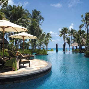 Shangri-La's Boracay Resort & Spa:  Swimming pool with lounge area