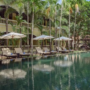 Pavillon d'Orient à Siem Reap:  Swimming pool with sun chairs