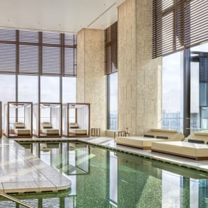 Bulgari Hotel Tokyo:  Swimmingpool with day beds