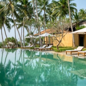 Kayaam House in Tangalle:  Swimmingpool with loungers