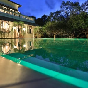 Horathapola Coconut Estate à Yakvila:  view of the house at night-2