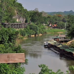 Pont de la rivière Kwai & expérience des éléphants à Bangkok: River Kwai: floating bungalows and death railway