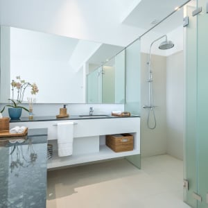 Cove 55 à Kuching:  Balcony Room | Bathroom