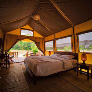 Cardamom Tented Camp – Circuit découverte de Phnom Penh: room: Cardamom Tented Camp | Tent inside view