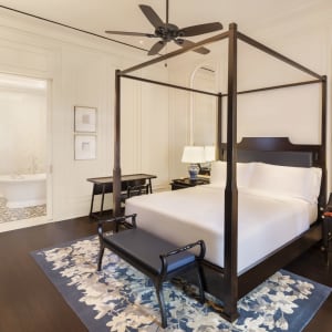 Raffles Singapore in Singapur:  Courtyard Suite | Bedroom