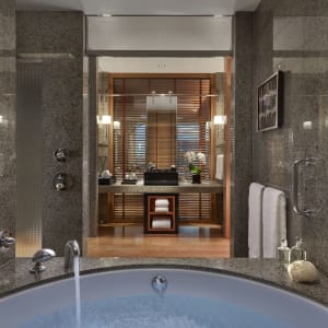 Mandarin Oriental in Tokio:  Deluxe | bathroom