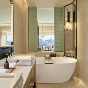 Dusit Thani Bangkok:  Deluxe Corner | Bathroom