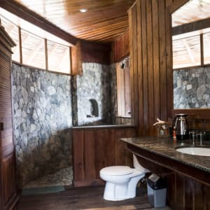 Papouasie – un voyage dans un autre temps de Jayapura: room: Deluxe Honai | Bathroom