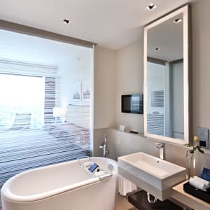 The Oberoi, New Delhi:  Deluxe Room | Luxury Room | Bathroom