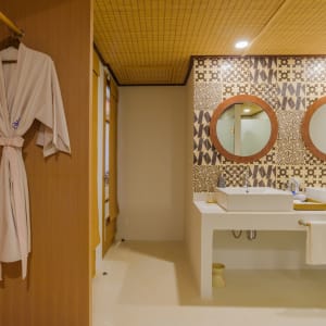 Paradise Beach Resort in Ko Samui:  Deluxe Villa | Bathroom