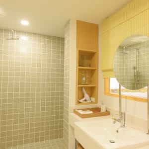 Paradise Beach Resort in Ko Samui:  Grand Deluxe Double | Bathroom