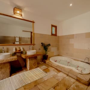 Green Bay Phu Quoc Resort & Spa:  Green Villa | Indoor bathtub