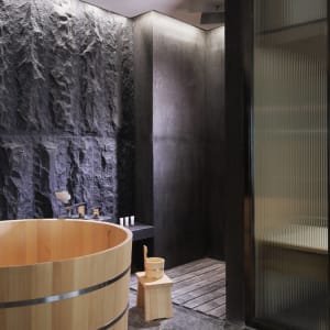 Okura Manila à Manille:  Hinoki-Yu Premier | Japanese cypress (hinoki) tub