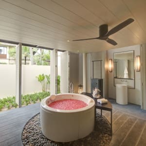 Layana Resort & Spa in Ko Lanta:  Ocean Deluxe Villa | Bath