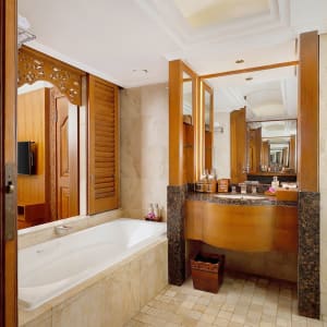 Nusa Dua Beach Hotel & Spa-Handwritten Collection in Südbali:  Palace Club | Bathroom