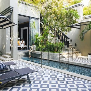 Shinta Mani Bensley Collection Pool Villas à Siem Reap:  Pool Villa | swimmingpool with sun chairs