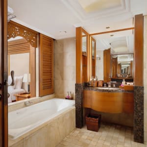 Nusa Dua Beach Hotel & Spa-Handwritten Collection in Südbali:  Premier | Bathroom