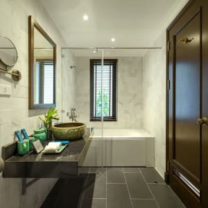 Aira Boutique Hoi An Hotel & Villa:  Premier Deluxe Balcony | bathroom