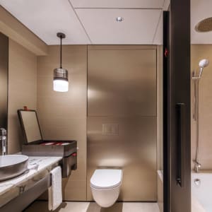Swissotel The Stamford in Singapur:  Premier Marina Bay | Bathroom