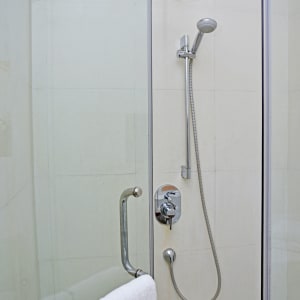 Goldi Sands in Negombo:  Standard Room | Shower