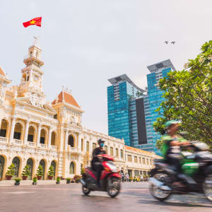 Vietnam für Geniesser ab Hanoi: Saigon City Hall with waving Vietnamese flag