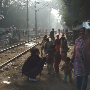 Unterwegs mit einstigen Strassenkindern in Delhi: Salaam Baalak