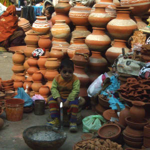 Unterwegs mit einstigen Strassenkindern in Delhi: Salaam Baalak, Market