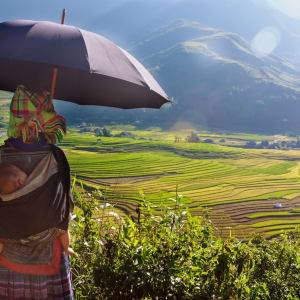 Abenteuer Sapa - Hiking Package ab Hanoi: Sapa: Hmong woman with child