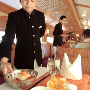 «The Deccan Odyssey» - Im Land der Könige ab Delhi: Service on Deccan Odyssey