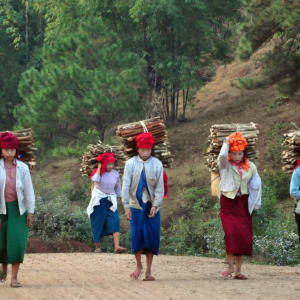 Wandern im malerischen Shan Staat (3 Tage) ab Inle Lake: Shan people carrying wood