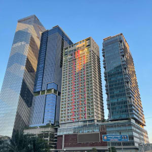 Phnom Penh, ville de contrastes: Skyscrapers PNH