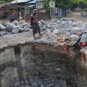 Vie authentique le long de la rivière Dohtawaddy à Mandalay: slake lime production