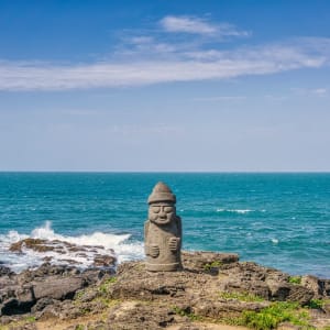 Höhepunkte Südkoreas ab Seoul: Standing stone statue in the beach