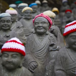 Aventure en famille au Japon de Tokyo: Statuettes of Buddha disciples in the hats in Daisho-in Temple