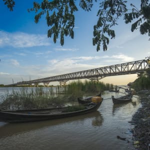 La fascination du Myanmar – un pays en mutation de Naypyitaw: Sunset at Pakokku Bridge Magway Region