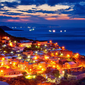 La côte orientale sauvage de Taïwan de Taipei: The seaside mountain town scenery in Jiufen