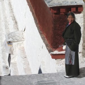 La magie du Tibet - prog. de base & les deux extensions de/à Lhassa de Lhasa: Tibetan woman